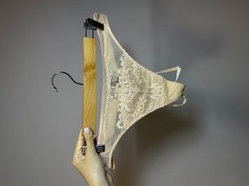 Женские трусы Стринги Dita Von Teese 23457 крем-карамель 23457_крем карамель фото