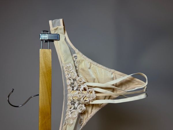 Женские трусы Стринги Dita Von Teese 23457 крем-карамель 23457_крем карамель фото