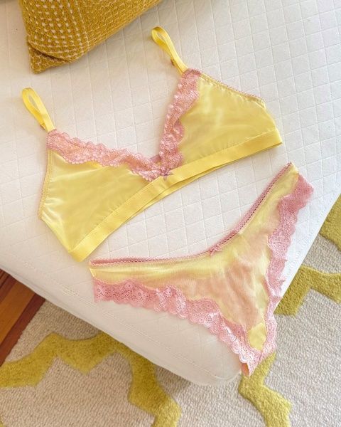 Комплект белья Victoria's Secret 377438742 бюстгальтер и трусики танга 377438742 фото